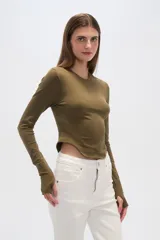 Top negro de manga larga, al cuerpo y cuello a la base.