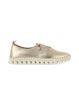 Sneakers Allegra de cuero metalizado color dorado, con cordones elásticos y suela de caucho con diseño dentado.