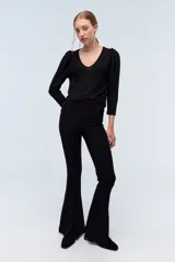 Blusa negra de noche con lurex, mangas abullonadas 3/4 y escote en V.