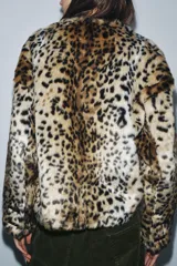Chaqueta de Zara Woman Collection confeccionada en tejido efecto pelo con estampado animal print. Presenta cuello redondo, manga larga, bolsillos delanteros y cierre frontal con botones metálicos en relieve.