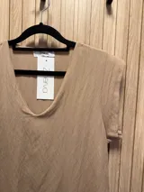 Blusa color naranja de viscosa con escote en "v" y mangas cortas.