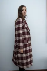 Chaqueta de corte sastre con estampado de cuadros en tonos marrones y beige, con solapas clásicas y cierre frontal con botones.