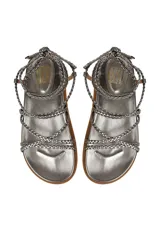 Sandalias plateadas con tiras trenzadas y ajuste con cordones al tobillo.