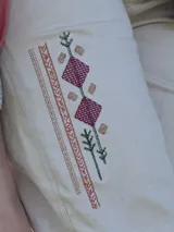 Bombacha de campo de corte recto, con bolsillos laterales y detalle de bordado artesanal en una de las piernas.