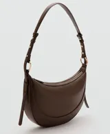 Bolso de hombro de diseño ovalado y tamaño mediano, confeccionado en material sintético con textura granulada. Cuenta con asa ajustable, cierre superior de cremallera y forro interior.