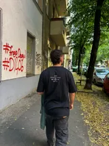 Remera negra oversize con cuello redondo y estampado pequeño en el pecho.