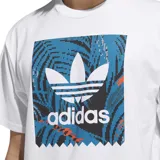 Remera de manga corta Adidas con cuello redondo, color blanco, con un estampado gráfico central que combina el logo del trébol con un diseño de hojas en tonos azules y detalles en naranja.