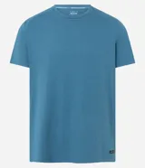 Remera deportiva de hombre en color rojo oscuro, con mangas cortas, cuello redondo y detalle de líneas negras en la manga. Confeccionada en poliéster con tecnología dry fit.