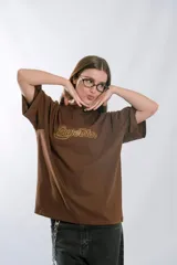 Remera de jersey color marrón con bordado frontal y trasero.