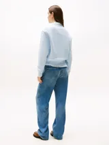 Buzo celeste de cuello redondo, marca Tommy Hilfiger, con logo bordado en el pecho y logo bordado en la manga. Confeccionado en piqué de mezcla de algodón, con cuello, puños y bajo de punto canalé.