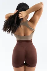 Short deportivo negro de tiro alto con frunce en la parte trasera.