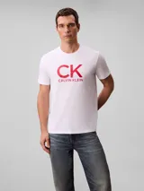 Remera Calvin Klein de manga corta y cuello redondo, color blanco, con estampado gráfico de monograma rojo en el pecho.