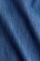Pantalón globo en denim de algodón con elástico en la parte posterior de la pretina, piernas amplias con pinzas, bolsillos al bies y bajos abotonados.