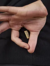 Sweater negro de punto con cuello polo y mangas largas.