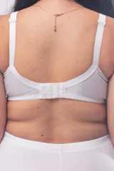 Soutien maternal de gran cobertura, color blanco, confeccionado en tela reforzada sin aro. Presenta escote alto, clip para lactancia, breteles elásticos regulables y cierre con broches en la espalda.