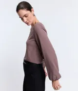 Blusa de manga larga confeccionada en crepé color azul marino, con escote redondo y puños elásticos.