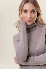 Polera de manga larga con cuello alto, confeccionada en tejido suave y elástico con calce al cuerpo.