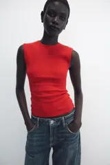Camiseta slim fit color marrón oscuro, con cuello redondo y diseño sin mangas con sisa marcada. Confeccionada en hilatura con mezcla de algodón.