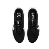 Championes de running Nike modelo Winflo 10, color negro con logo lateral y suela en blanco.