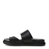 Sandalias planas Miss Carol modelo Rupia, color negro, con tira ancha sobre el empeine y presilla para el dedo pulgar.