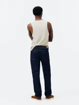 Pantalón de jean azul, corte slim fit, con cierre de botón y cremallera.