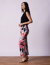Pantalón de gabardina elastizada con estampado floral multicolor, pretina ancha elastizada y corte recto.