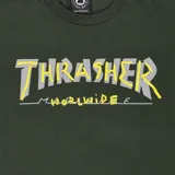 Remera verde militar de algodón con logo Thrasher Trademark estampado en el pecho en color gris y amarillo.