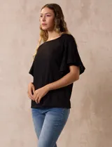 Blusa negra de algodón texturado, marca Ruby Rd, con manga corta amplia y cuello redondo.