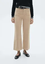Pantalón culotte de tiro alto en tejido de pana color beige, con diseño crop, bolsillos de parche delanteros y trabillas para cinturón.