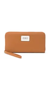 Billetera larga con cierre perimetral, confeccionada en material sintético con estampado botánico de flores silvestres sobre fondo claro. Cuenta con múltiples compartimentos internos para tarjetas, visor para documentos y un bolsillo interno con cierre. Incluye una correa de mano extraíble.