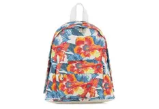 Mochila Miss Carol con estampado floral en tonos rojos, naranjas y azules sobre fondo blanco. Cuenta con un compartimento principal con cierre, un bolsillo frontal con cierre y asa superior.