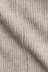 Buzo de punto acanalado con lana, de ajuste entallado, escote bote y diseño con peplum en la cintura.