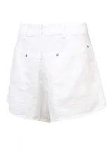 Short blanco de lino org%c3%a1nico, de talle alto y calce holgado, con bolsillos laterales y detalles de tachas met%c3%a1licas.