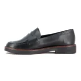 Mocasines Ramarim de cuero negro con textura grabada en la parte superior y detalle de aplique metálico dorado. Presenta suela plana de goma con borde en tono marrón.