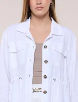 Sobrecamisa beige de lino liviano, con cuello camisero, cierre frontal de botones carey y bolsillos en el pecho. Cuenta con cordón ajustable en la cintura y mangas largas.