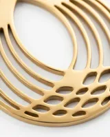 Dije circular de acero con baño de oro, con diseño calado de líneas curvas y geométricas.
