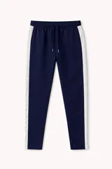 Pantalón de jogging azul oscuro con franjas laterales blancas, cintura elástica con cordón ajustable y corte ajustado.