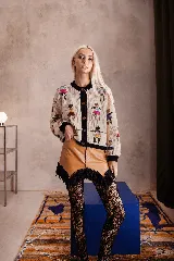 Cardigan de lana merino tejido con diseño de figuras humanas bordadas, cuello redondo, cierre frontal de botones y puños acanalados en color negro.