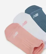 Pack de tres pares de medias de caña baja New Balance, confeccionadas en algodón. El set incluye un par rosado, uno blanco y uno azul, cada uno con el logo de la marca bordado en el lateral.