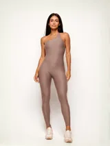 Jumpsuit deportivo de una sola pieza, con diseño asimétrico de un solo hombro y espalda descubierta. Confeccionado en tejido de poliamida con acabado mate, ofrece un ajuste ceñido y elástico ideal para actividades físicas o looks urbanos.