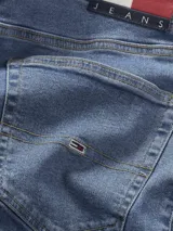 Jeans Tommy Jeans modelo Scanton Slim, de tiro medio y corte ajustado. Confeccionado en denim de algodón regenerativo, algodón reciclado y elastano.