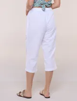 Pantalón capri de algodón a rayas verticales en tonos azul, celeste y blanco, con cintura elastizada, cordón de ajuste frontal y bolsillos aplicados.