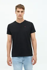 Remera negra de manga corta con cuello en V y logo bordado en rojo en el pecho.