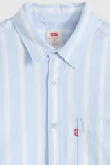 Camisa de manga larga Levi's con diseño de rayas verticales en tonos celeste y blanco. Cuenta con cuello camisero, cierre frontal de botones, un bolsillo aplicado en el pecho con etiqueta roja distintiva de la marca y dobladillo redondeado.