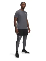 Calza deportiva Under Armour de compresión, color gris, con cintura elástica ancha con logo de la marca, bolsillo lateral y logo reflectante en la pierna.