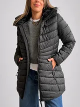 Campera puffer negra con capucha, diseño acolchado, cierre frontal y bolsillos laterales. Presenta un corte entallado y largo a la cadera.
