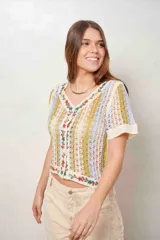Blusa tejida de manga corta con diseño de rayas en tonos beige, verde y celeste, escote en V y detalles de bordado floral a lo largo de la botonadura y el ruedo.