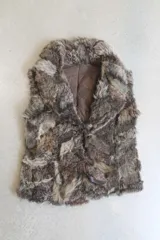 Chaleco de cuero genuino con interior de piel sintética, diseño reversible, sin mangas y con cierre de lazos frontales.