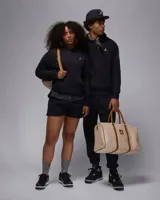 Buzo hoodie negro de la marca Nike Jordan, con logo Jumpman bordado en blanco en el pecho y bolsillo tipo canguro.