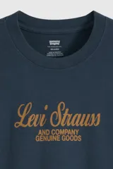 Remera Levi's de corte relajado, color azul marino, con cuello redondo, mangas cortas y estampa frontal con la inscripción "Levi Strauss & Co. Genuine Goods" en tono dorado.